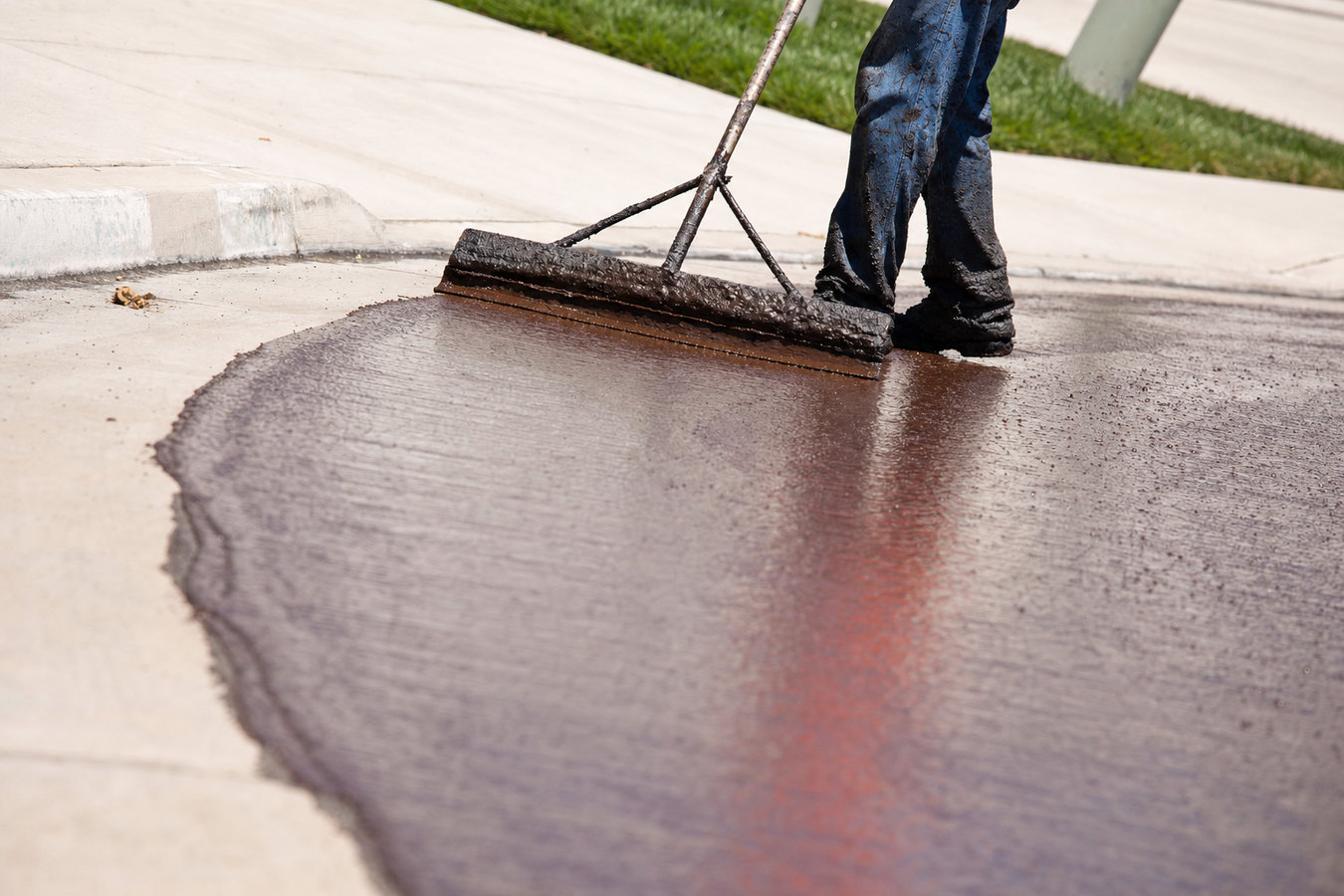 Asphalt sealcoating